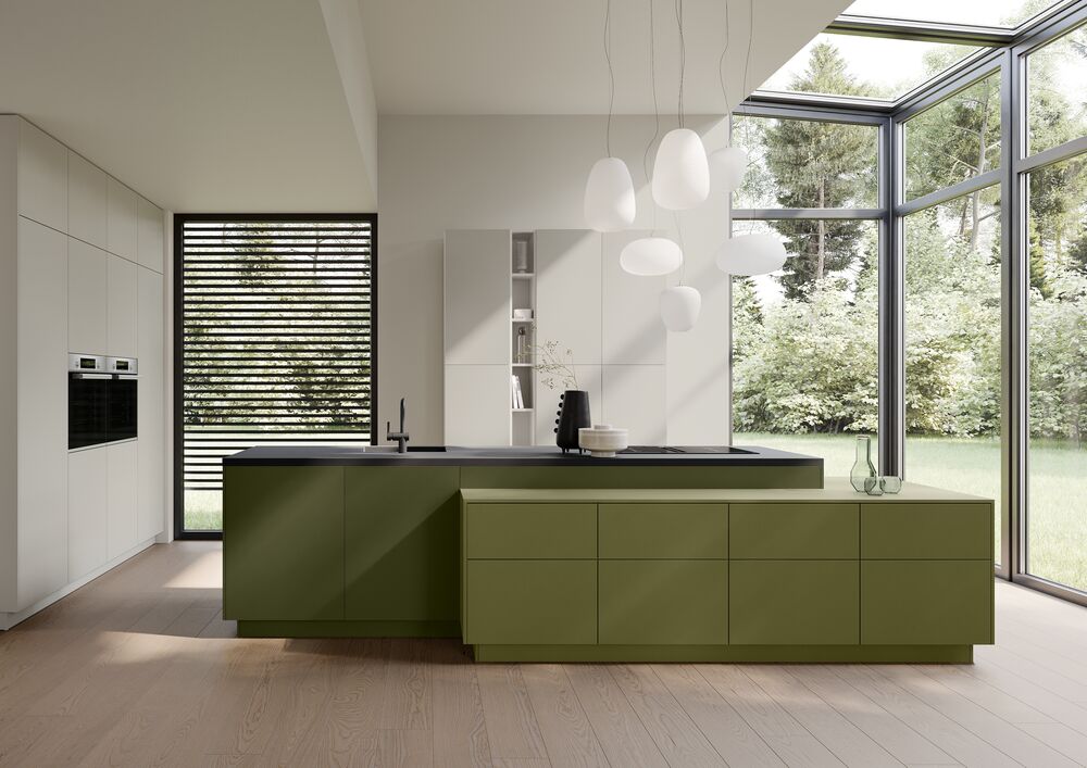 grüne Küche mit hellem Hintergrund